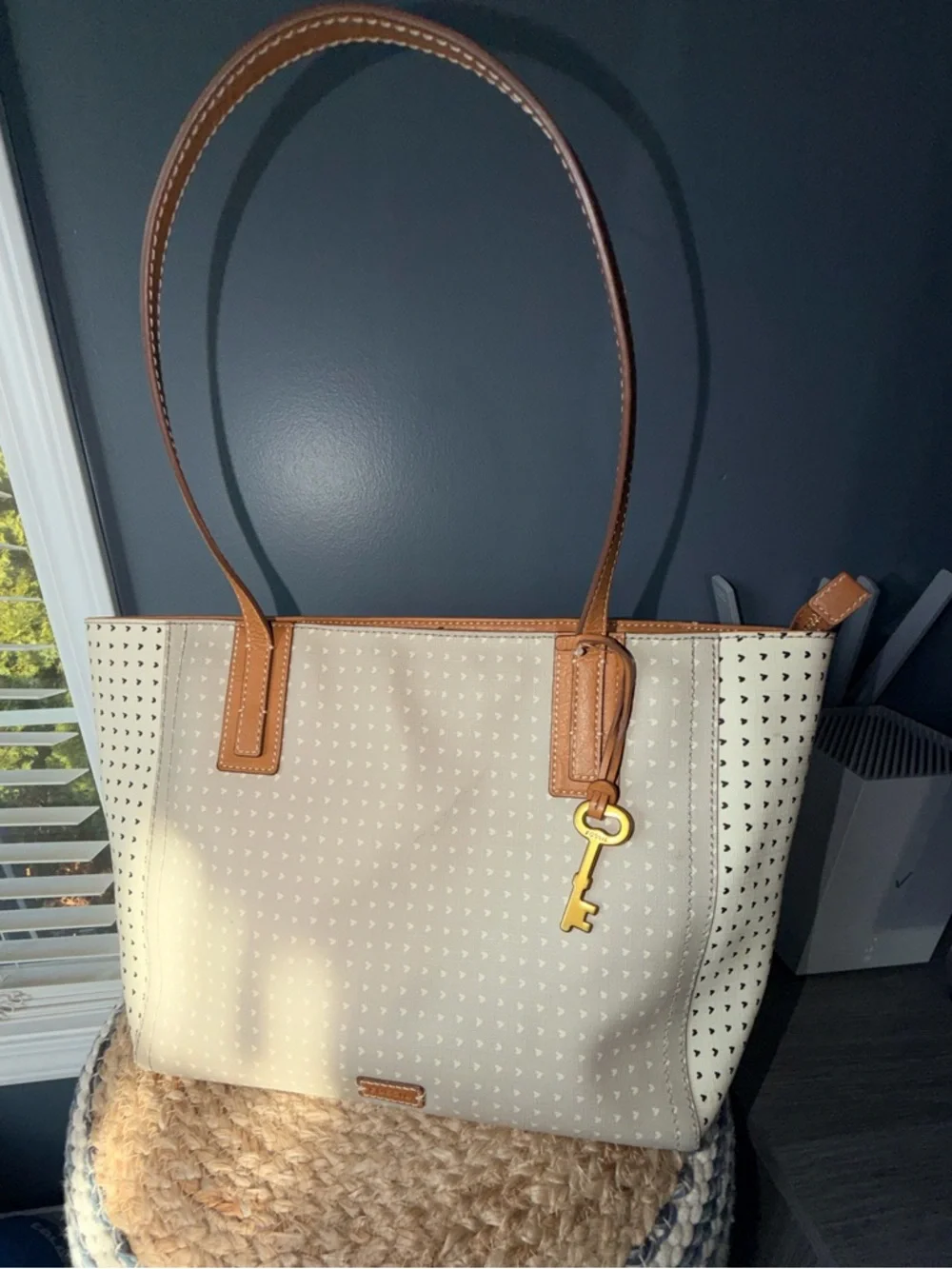 Fossil Emma Tote with Heart Design - Picture 4 of 9